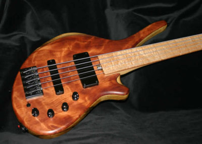 0054 Harlot Fretless 5