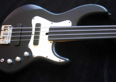 G019 J Type Fretless 4